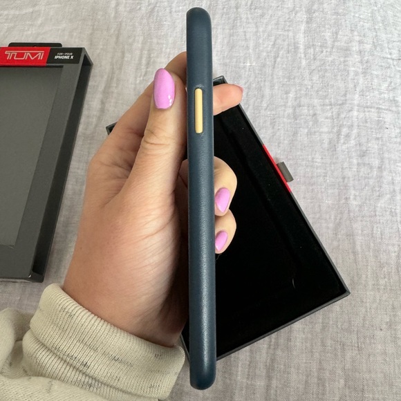 New in box Tumi iPhone X leather case - Picture 6 of 7